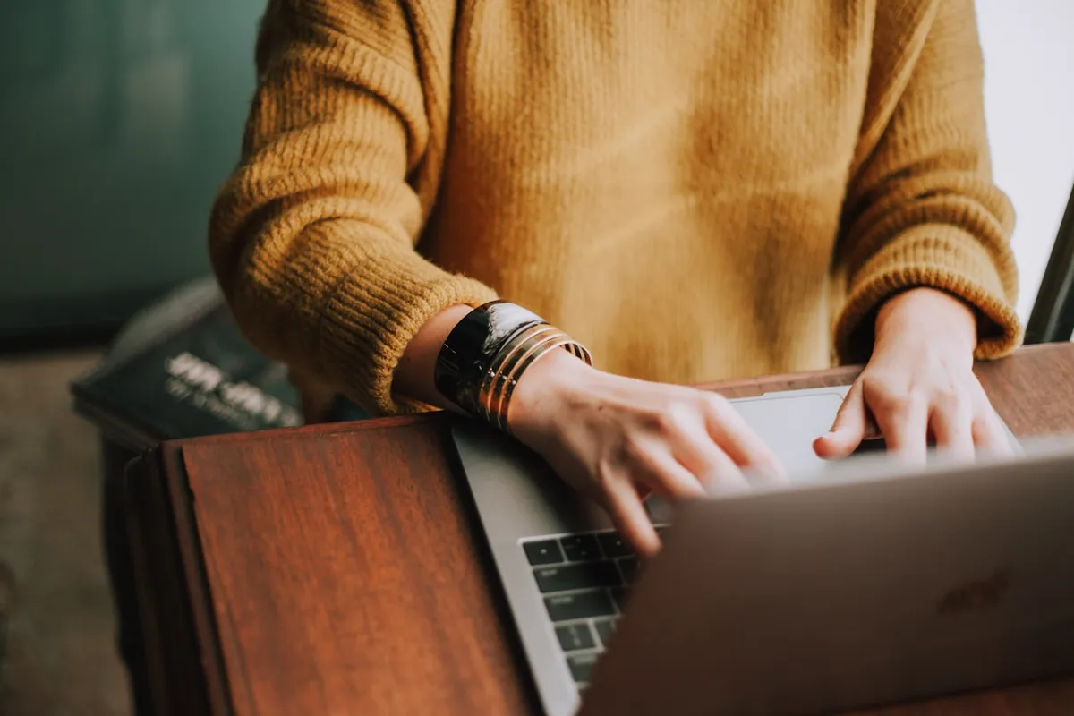Person lernt entspannt mit dem Laptop die Theorie für den Führerschein